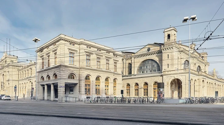 Südtrakt von der Seite Bahnhofstrasse