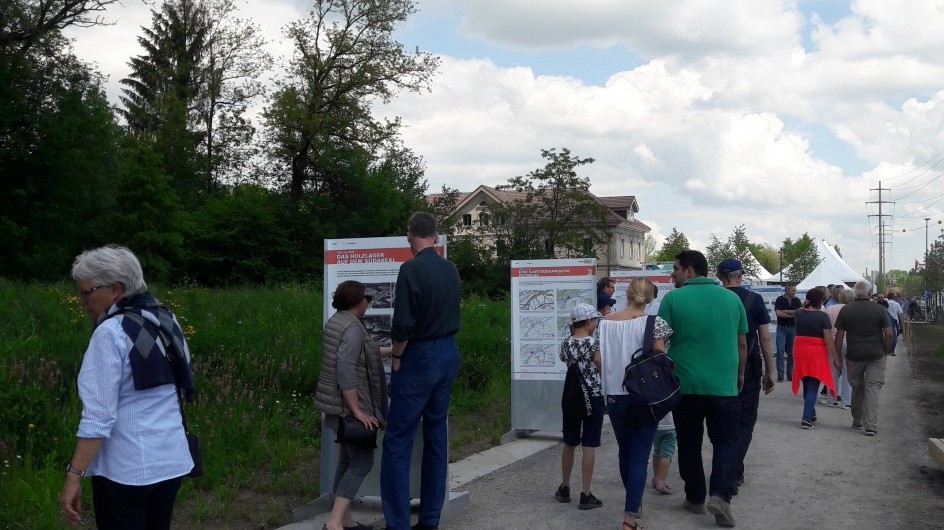 Reger Verkehr vor den Plakaten