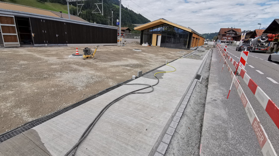 Überfahrbare Betoninsel und Planie neuer Parkplatz