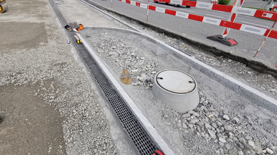Erstellung Randabschlüsse und Entwässerungsrinne
