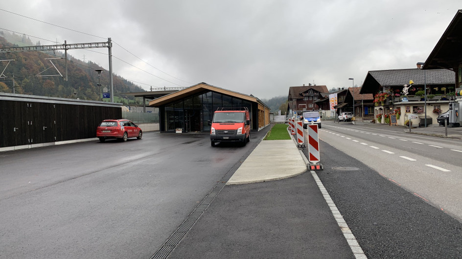 Neues Bahnhofsgebäude mit Belagsfläche des neuen Parkplatzes