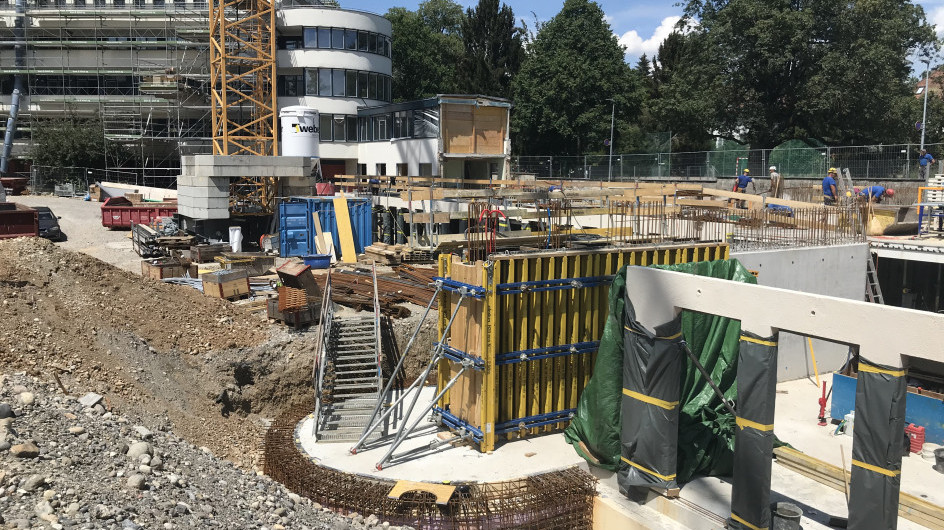 Gartengeschoss vom Nebengebäude, im Hintergrund das denkmalgeschützte Hauptgebäude