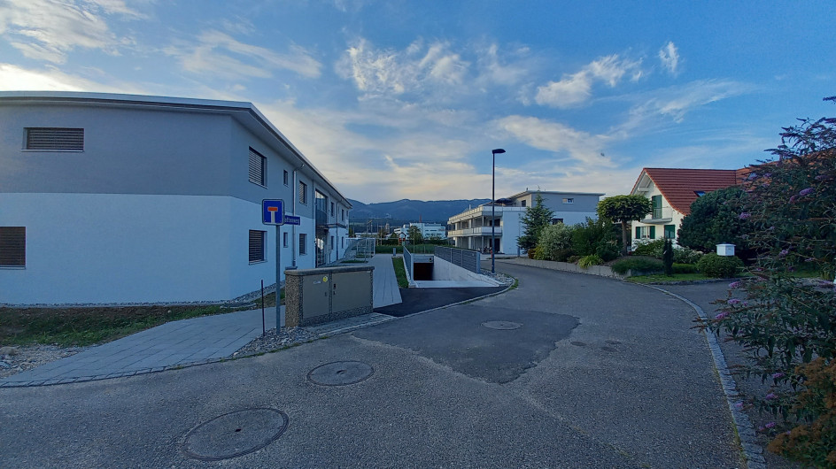 Foto der fertig gestellten Überbauung mit Einstellhallenzufahrt