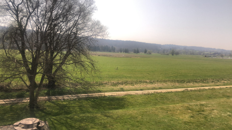 Blick auf die Deponie Spitelfeld aus der Wohnüberbauung Sonnenpark (Deponie Oberer Einschlag im Hintergrund)