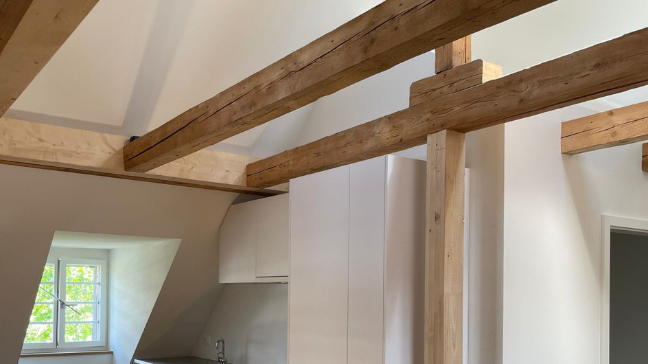 Sichtbare Holzkonstruktion in der Küche