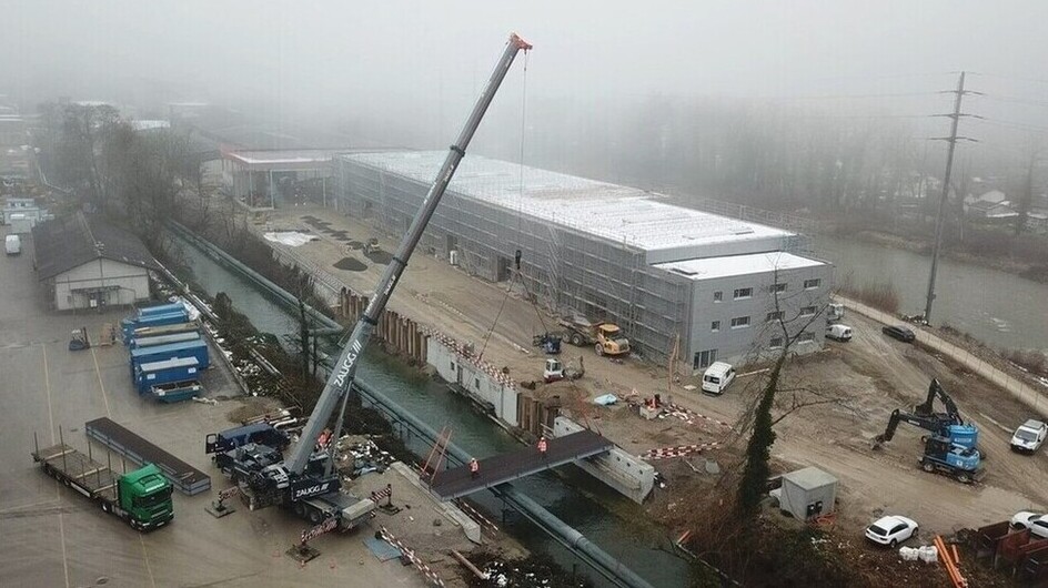Montage der neuen Brücke über den Emmekanal