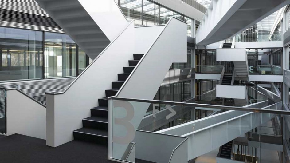 Swisscom Businesspark Ittigen, Atrium mit Innentreppen und Passerellen