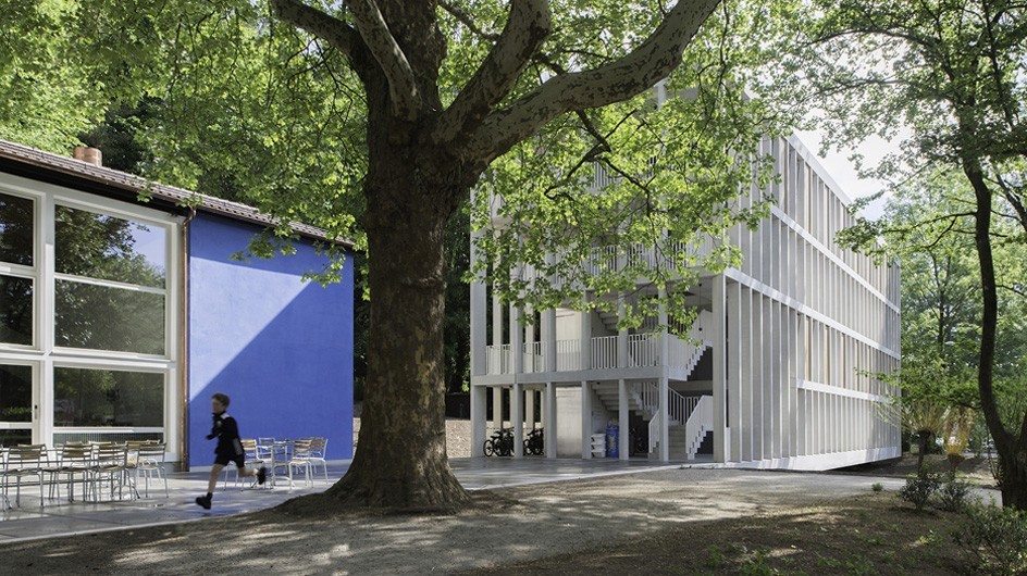 Neubau (rechts) und Bestand, Restaurant (links)